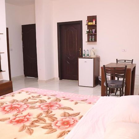 Faraseen Apartments Al Qastal Exterior photo